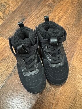 Kids Black Fleece-Lined High-Top Sneakers
Nike court borough mid 2D 9C